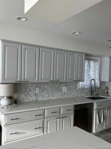 3274 Lakeview Drive, Highland, MI 48356