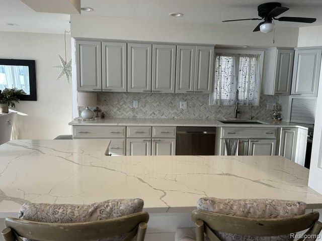 3274 Lakeview Drive, Highland, MI 48356