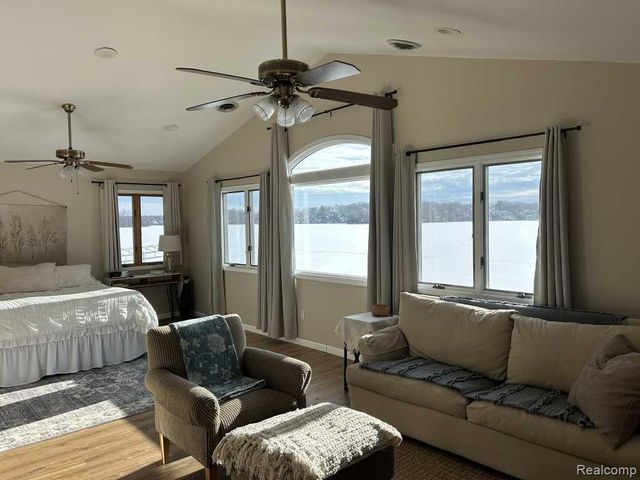 3274 Lakeview Drive, Highland, MI 48356