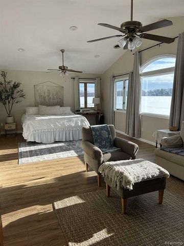 3274 Lakeview Drive, Highland, MI 48356