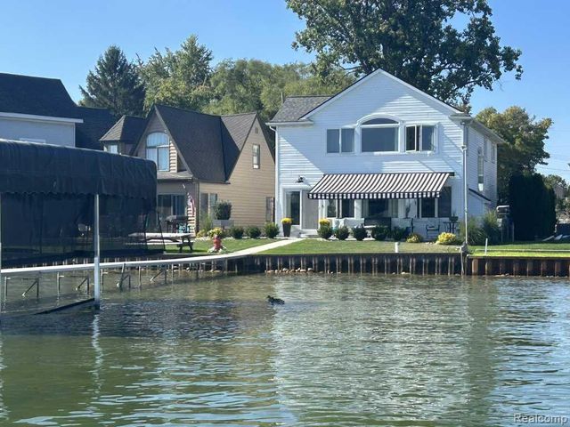 3274 Lakeview Drive, Highland, MI 48356