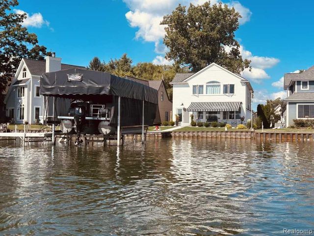 3274 Lakeview Drive, Highland, MI 48356