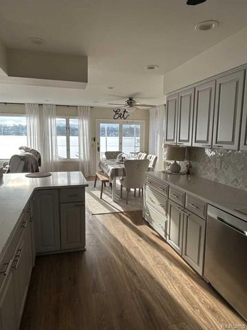 3274 Lakeview Drive, Highland, MI 48356