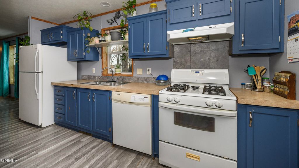 505 Yorkshire Lane, Bismarck, ND 58504 photo 10