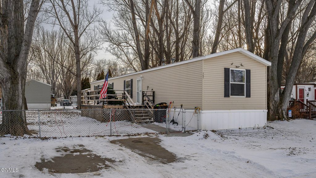 505 Yorkshire Lane, Bismarck, ND 58504 photo 2