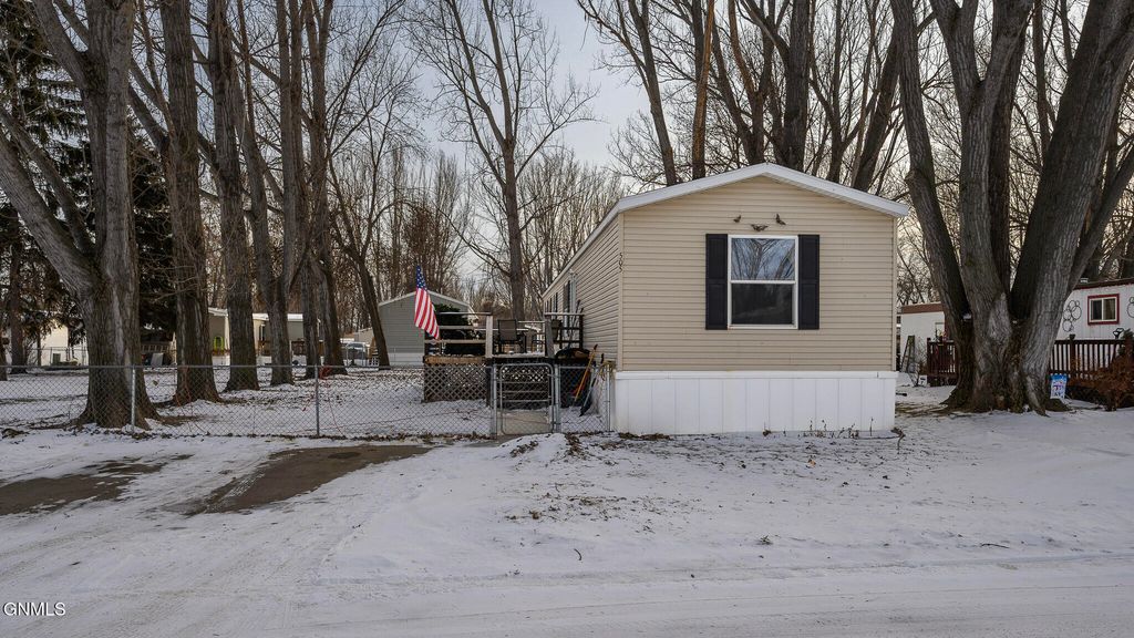 505 Yorkshire Lane, Bismarck, ND 58504 photo 23