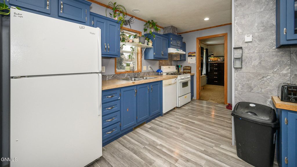 505 Yorkshire Lane, Bismarck, ND 58504 photo 8