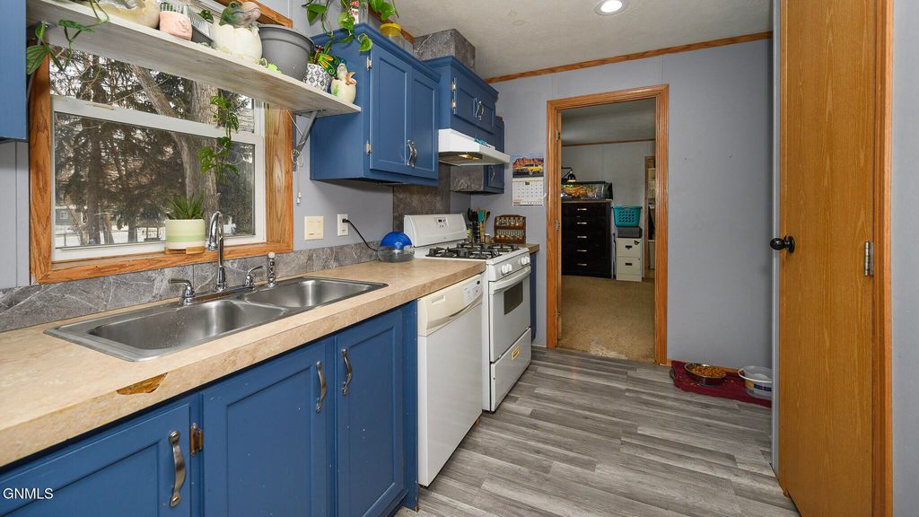 505 Yorkshire Lane, Bismarck, ND 58504 photo 9