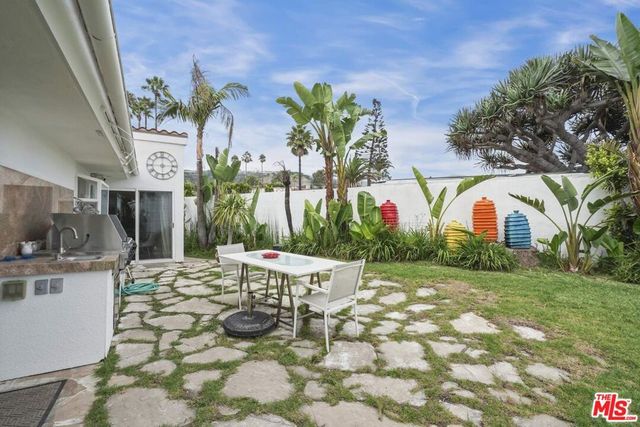 16906 Enchanted Place, Pacific Palisades, CA 90272
