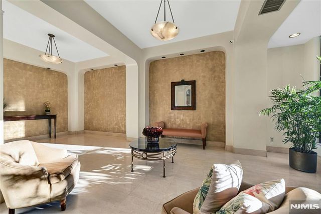 555 North Avenue 12 A, Fort Lee, NJ 07024