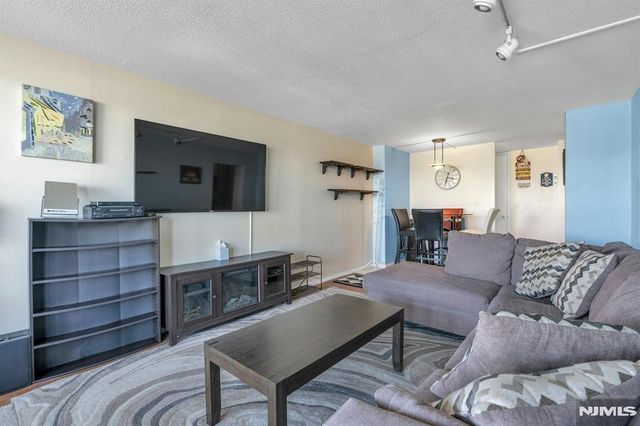 555 North Avenue 12 A, Fort Lee, NJ 07024