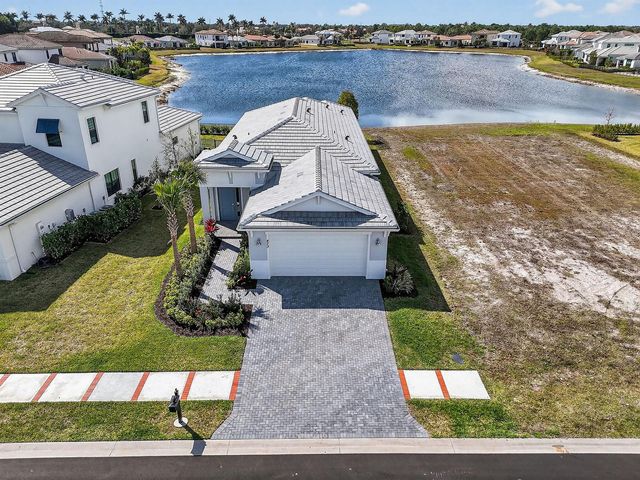 473 SE Fascino Circle, Port St. Lucie, FL 34984