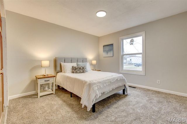 255 Tanoak Avenue, Shipman, IL 62685