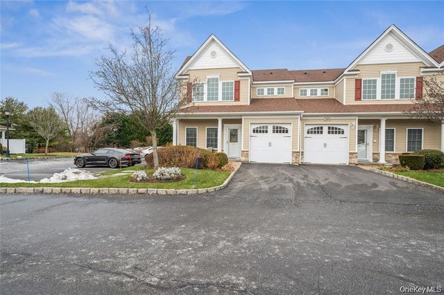 22 Meadow Court, Oakdale, NY 11769