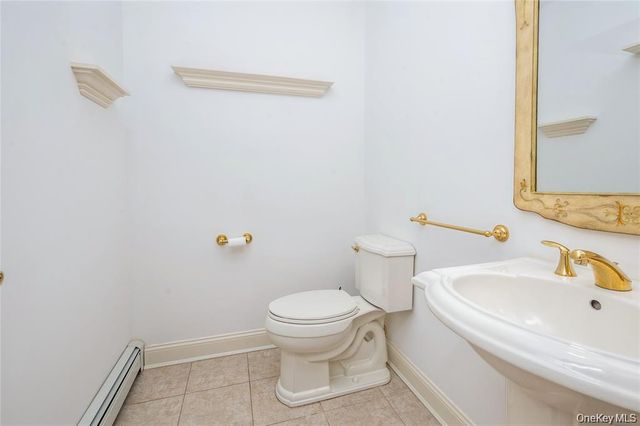 22 Meadow Court, Oakdale, NY 11769
