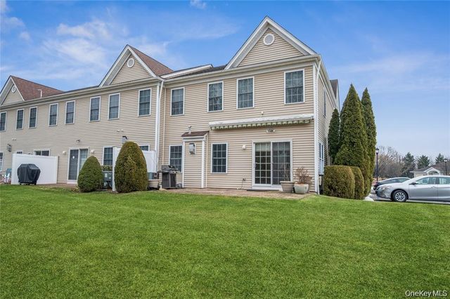 22 Meadow Court, Oakdale, NY 11769