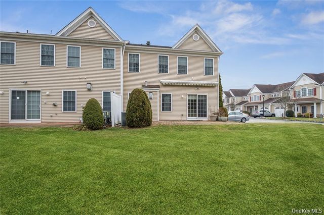 22 Meadow Court, Oakdale, NY 11769