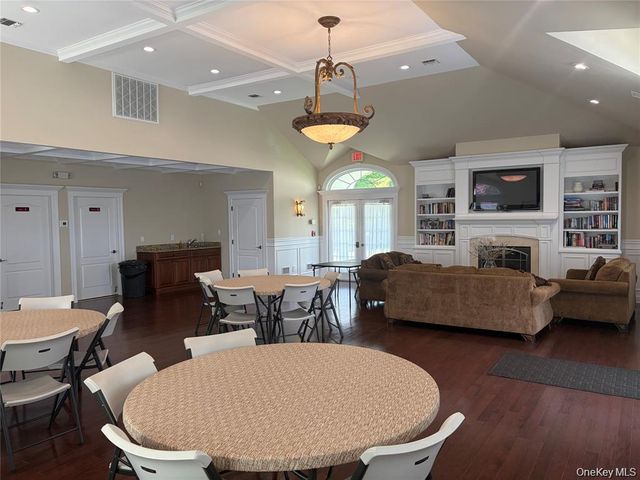 22 Meadow Court, Oakdale, NY 11769