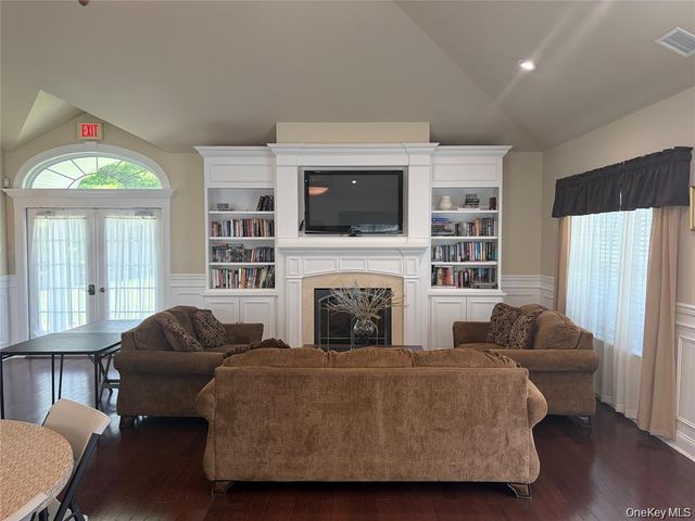 22 Meadow Court, Oakdale, NY 11769