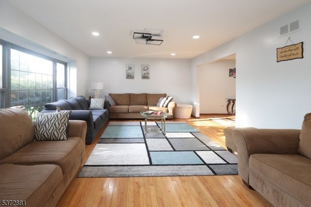 11 Gunpowder Dr, East Brunswick Twp., NJ 08816