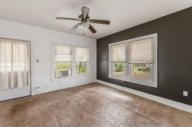 1207 21st Street, Huntsville, TX 77340