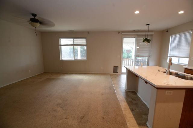 2360 S Playa Avenue, Fresno, CA 93727