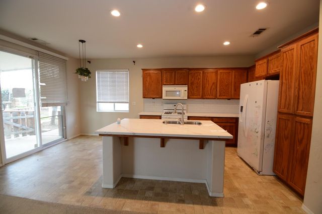 2360 S Playa Avenue, Fresno, CA 93727