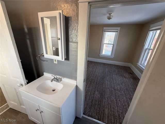 158 16th Street NW, Barberton, OH 44203