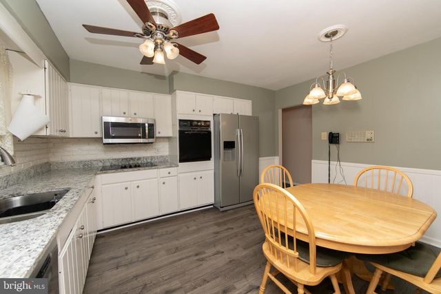809 CHARLESTON RD, Mount Laurel, NJ 08054