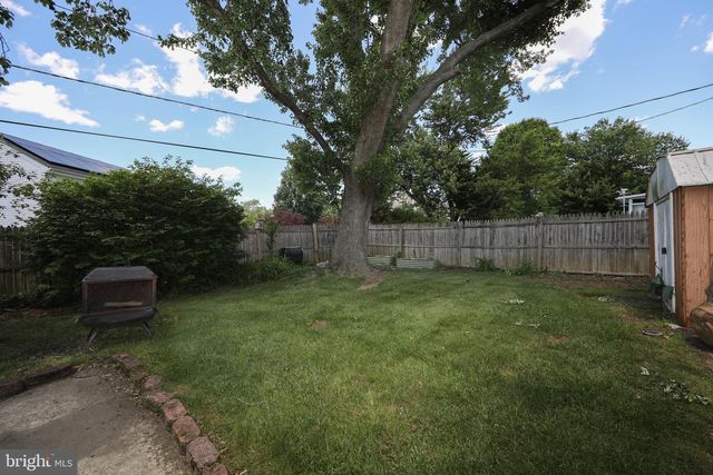 809 CHARLESTON RD, Mount Laurel, NJ 08054