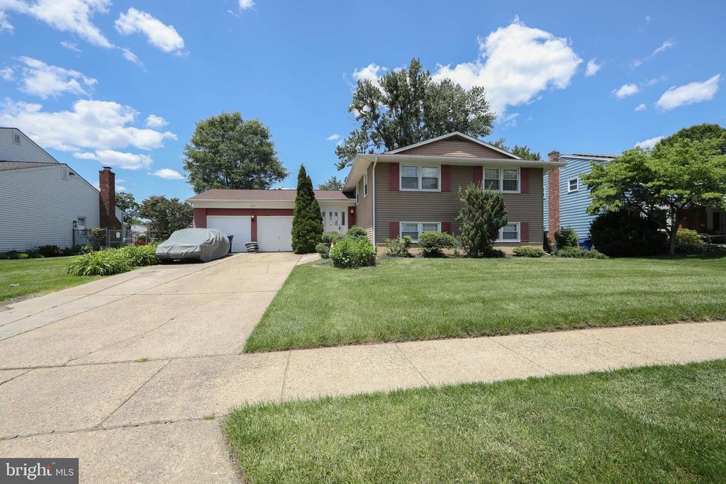809 CHARLESTON RD, Mount Laurel, NJ 08054