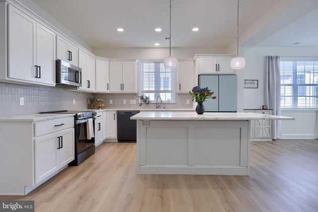 211 BELLARIDE LN, Millersville, PA 17551