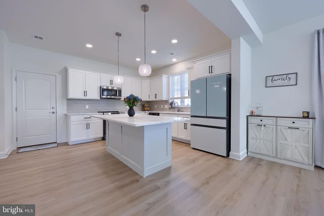 211 BELLARIDE LN, Millersville, PA 17551