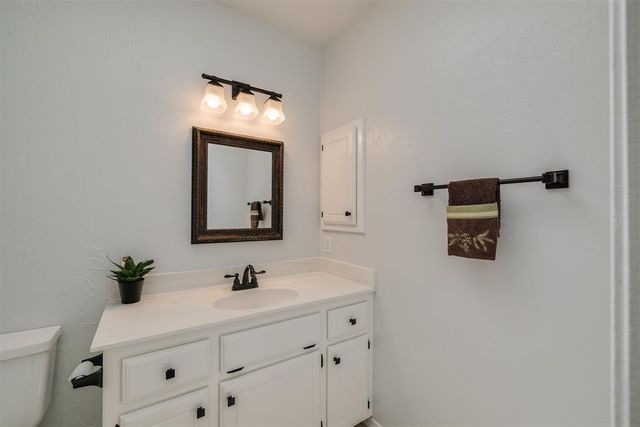19 N Rockypoint Drive, Edmond, OK 73003