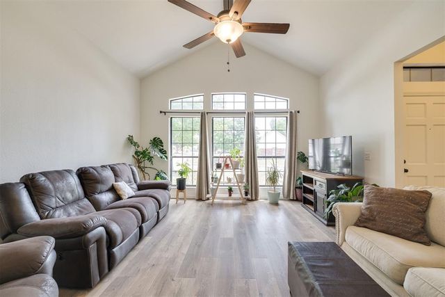 19 N Rockypoint Drive, Edmond, OK 73003