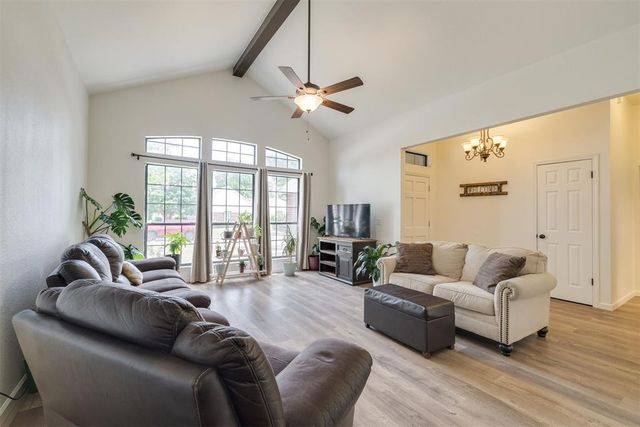 19 N Rockypoint Drive, Edmond, OK 73003