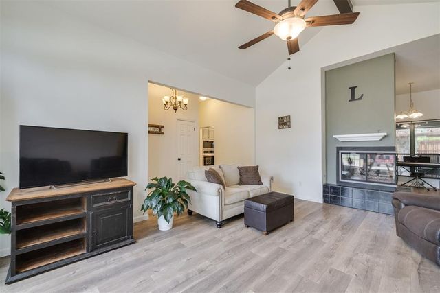 19 N Rockypoint Drive, Edmond, OK 73003