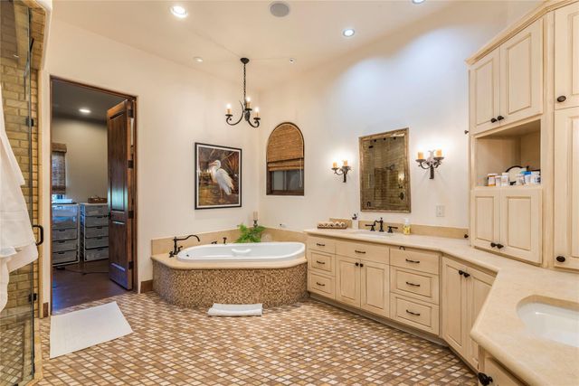 131 Plaza Escondido, Horseshoe Bay, TX 78657