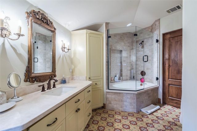 131 Plaza Escondido, Horseshoe Bay, TX 78657