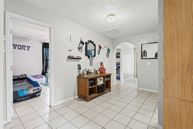 2002 NE Main Street, Ennis, TX 75119