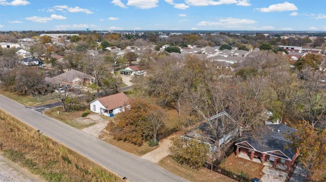 2002 NE Main Street, Ennis, TX 75119