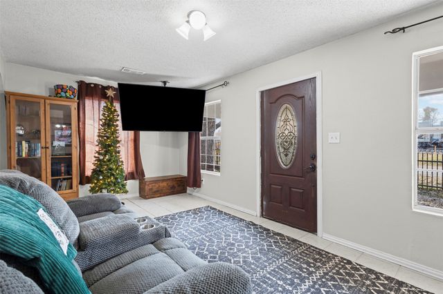 2002 NE Main Street, Ennis, TX 75119