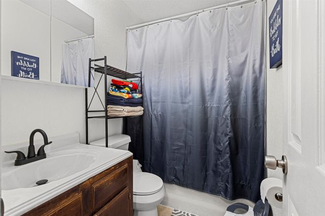 2002 NE Main Street, Ennis, TX 75119