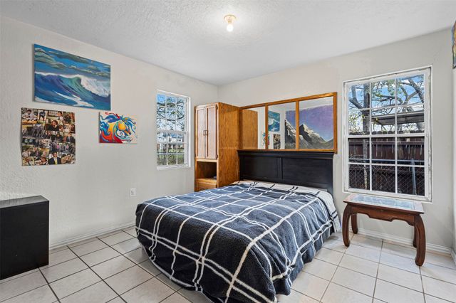 2002 NE Main Street, Ennis, TX 75119