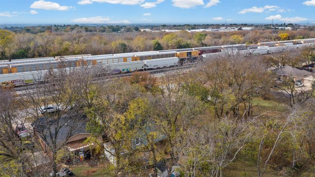 2002 NE Main Street, Ennis, TX 75119