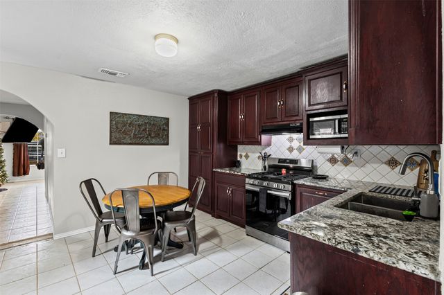 2002 NE Main Street, Ennis, TX 75119