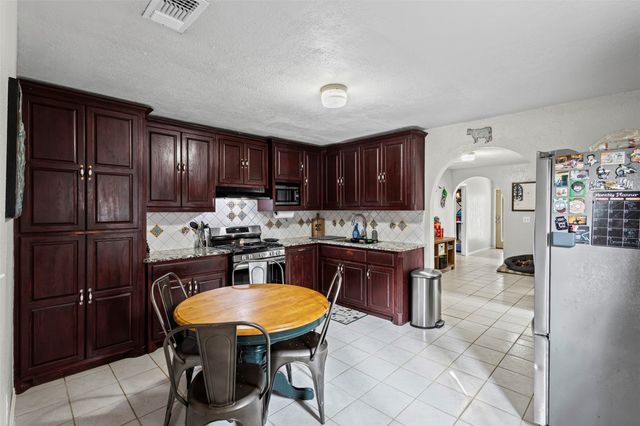 2002 NE Main Street, Ennis, TX 75119