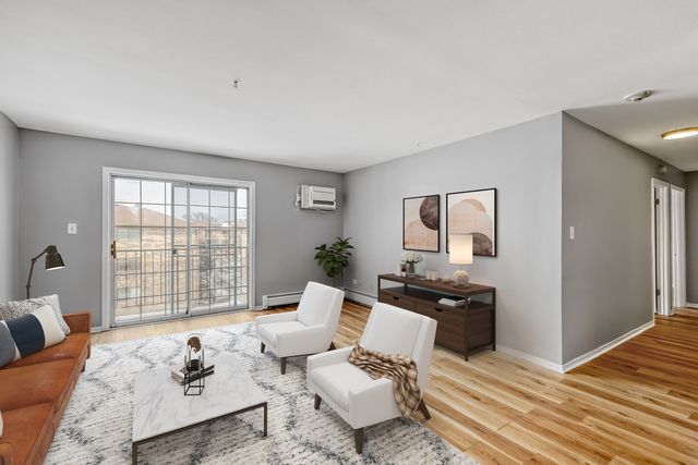 147 W Elk Trail 345, Carol Stream, IL 60188