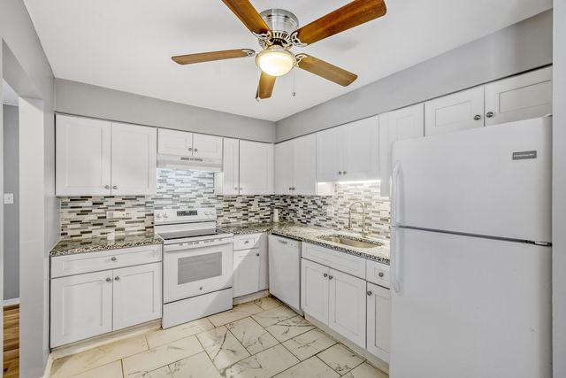 147 W Elk Trail 345, Carol Stream, IL 60188