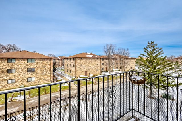 147 W Elk Trail 345, Carol Stream, IL 60188